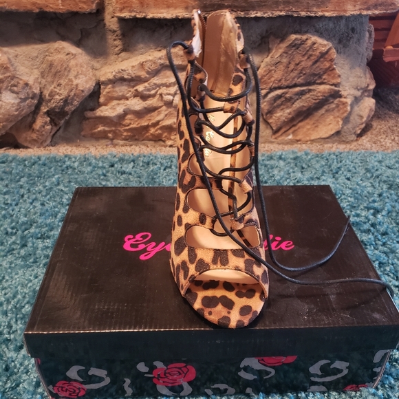 Eye Candy Leopard print heels - Picture 2 of 4